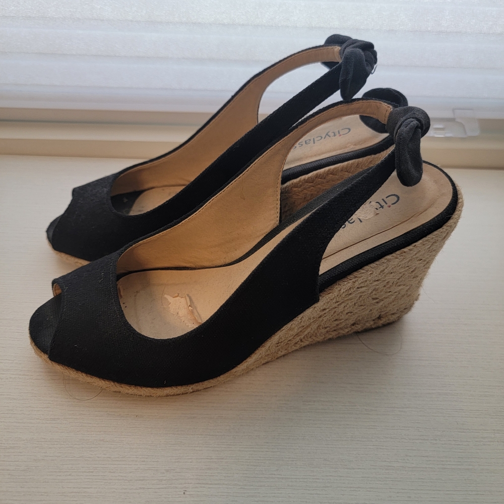 Cityclassified Black and Tan Wedge Sandals